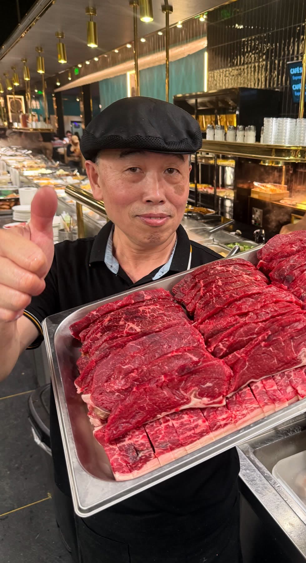 Cocinero de DIDIDAODAO presentando una bandeja de carne madurada