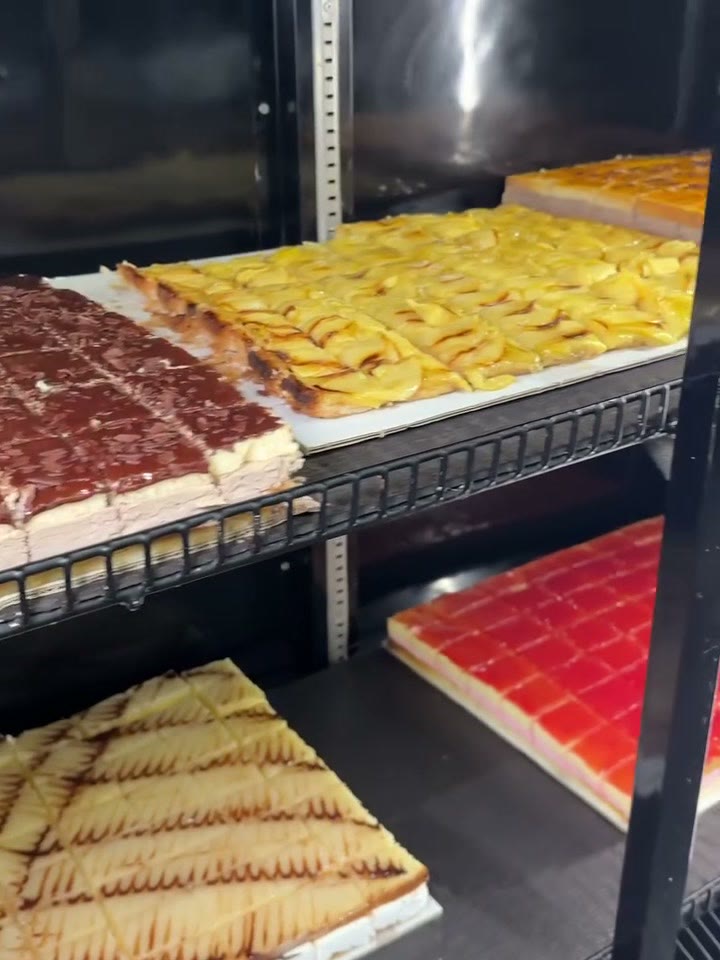 Vitrina de tartas y postres en porciones