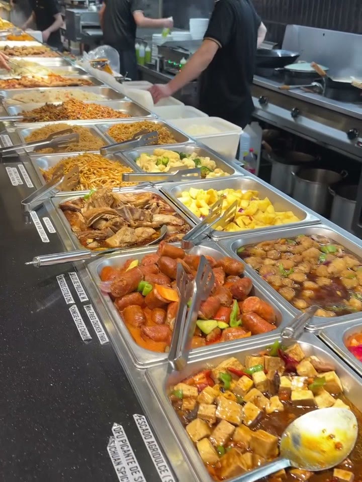 Linea de buffet caliente con fideos y salteados